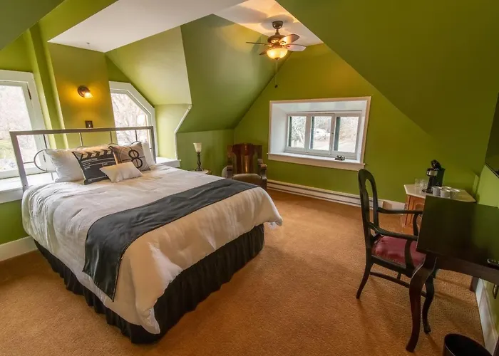 Pope House - Hist. Mansion - The Green Suite